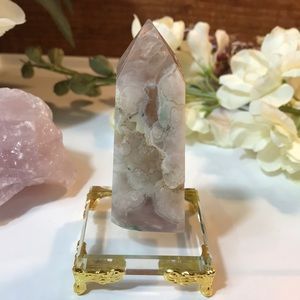 Green flower agate tower